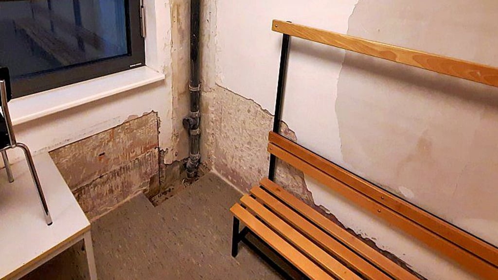 Die Umkleidekabine der Gäste-Mannschaft im Stadion „Am Hölzchen“ ist in einem katastrophalen Zustand.