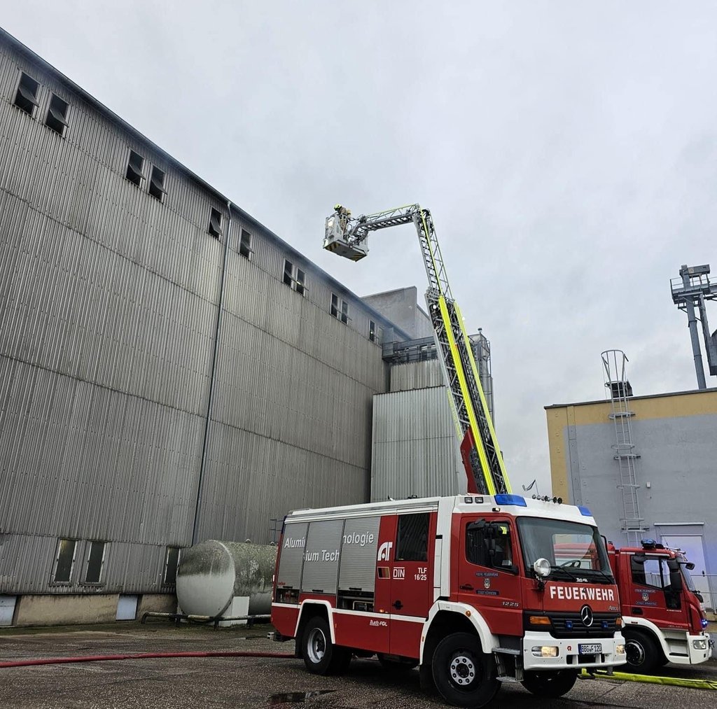 Der Silobrand beim Tierfutterhersteller Deuka in Könnern ist immer noch nicht gelöscht.
