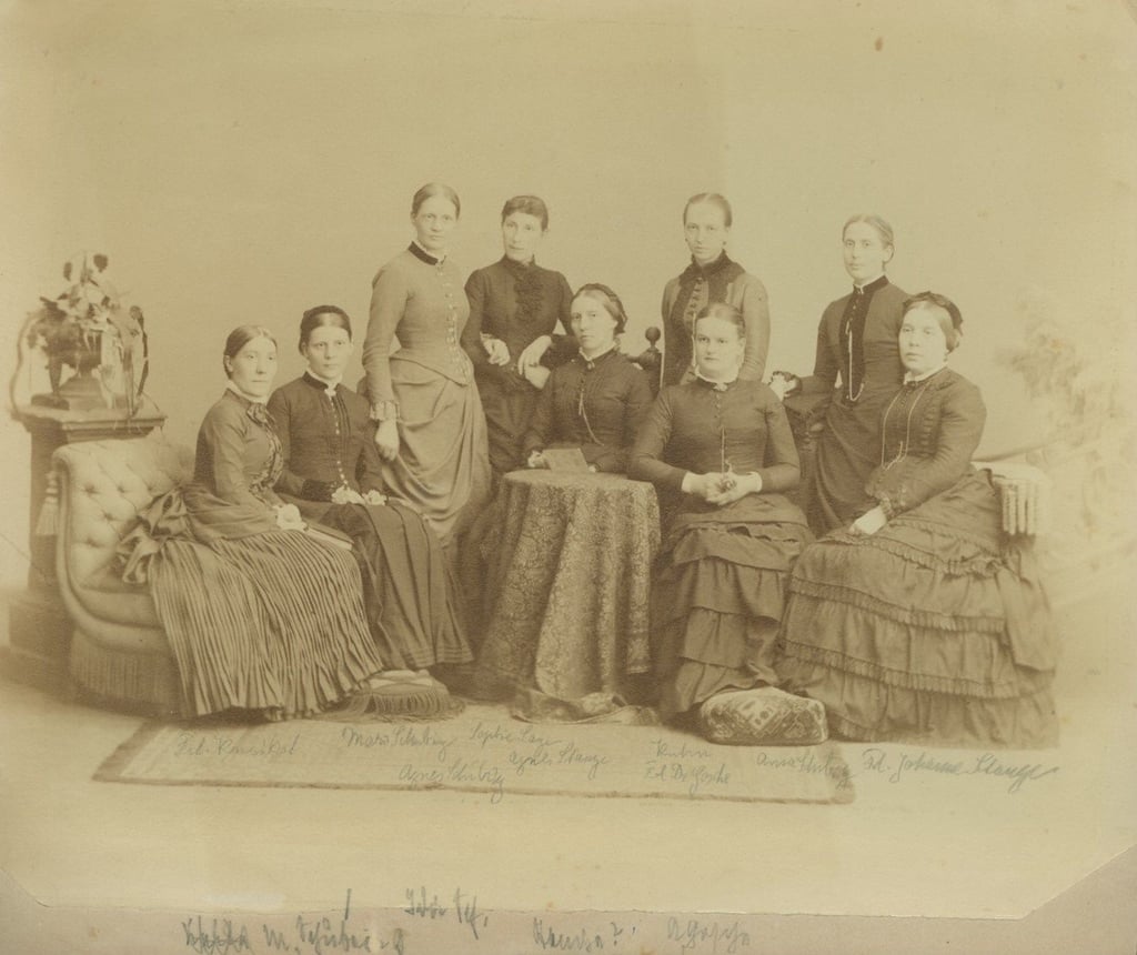 Das Lehrerinnenkollegium des späteren Seydlitz-Lyzeums um die Schulgründerin Agnes Stange, das Bild entstand um 1890.