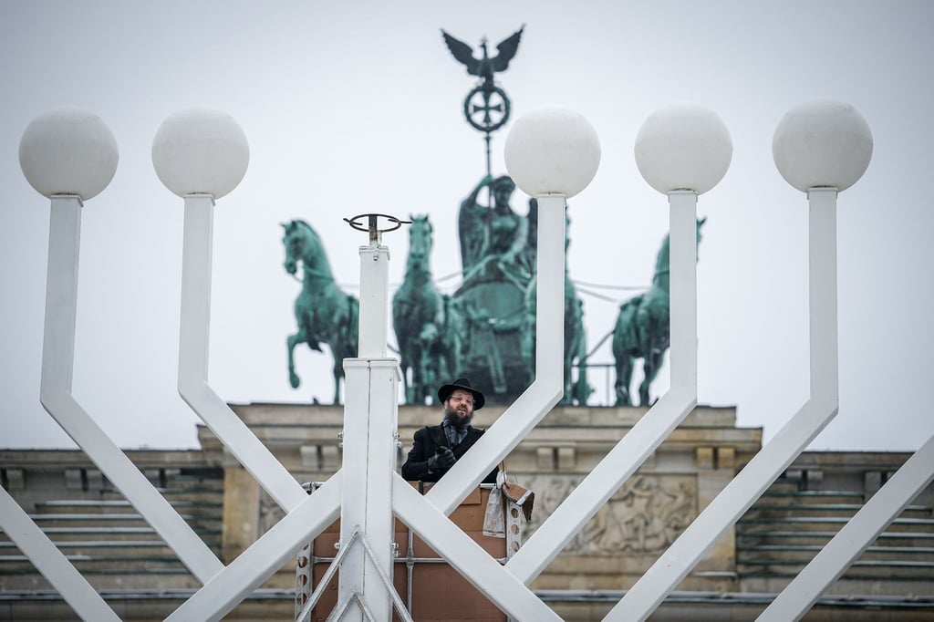 Yehuda Teichtal, orthodoxer Rabbiner, weiht den Chanukka-Leuchter am Brandenburger Tor.