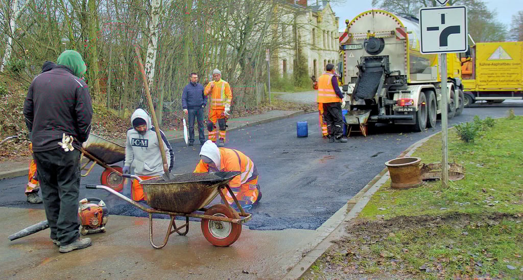 In schweißtreibender Handarbeit wurde am Montag und Dienstag Stück für Stück der Gussasphalt aufgetragen.