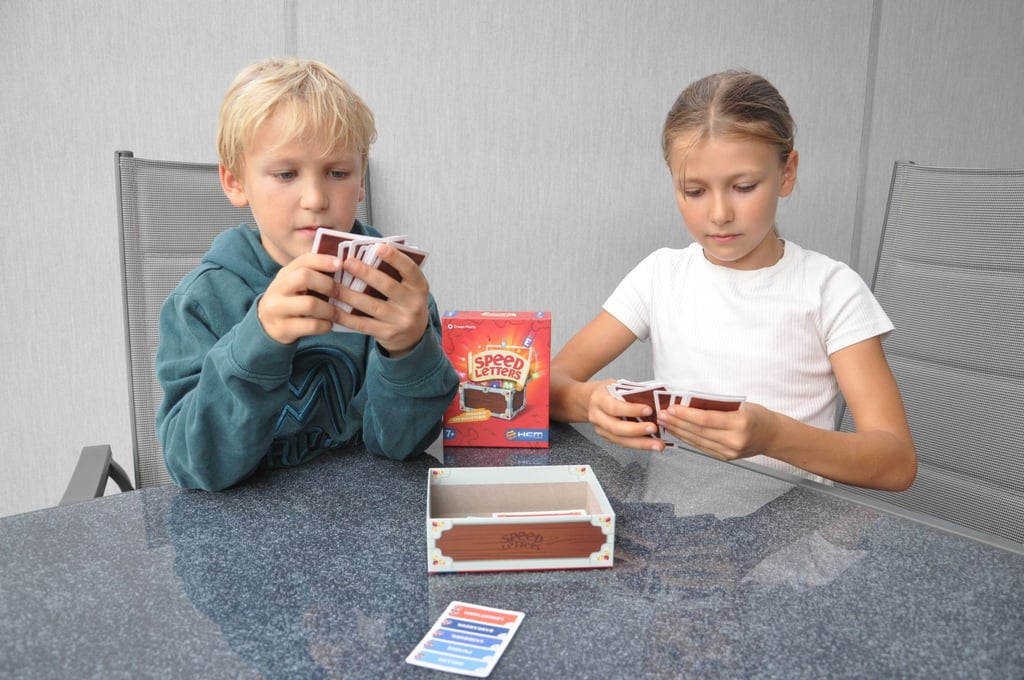 Welche Karten passen? Bei „Speed Letters“ müssen die Spieler geeignete Buchstaben suchen und in die Spielbox werfen.