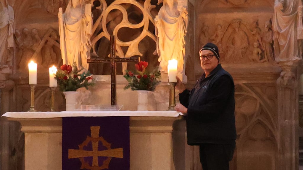 Küster Andreas Engel bereitet im Dom in Havelberg die Kerzen für die Gottesdienste im Dezember vor. Bald ist er Ruheständler. In seinen zehn Jahren hat mit Kirche und Menschen viel erlebt.