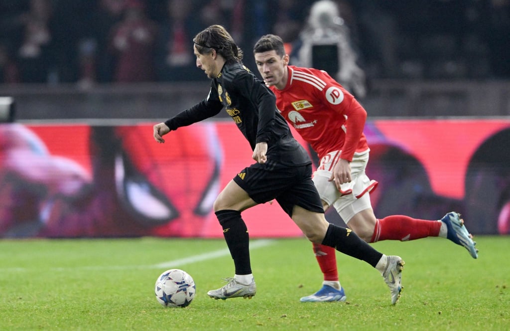 Unions Robin Gosens (r) und Madrids Luka Modric kämpfen um den Ball.
