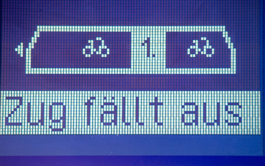 Auf einer Anzeigetafel im Bahnhof Neubrandenburg steht „Zug fällt aus“.