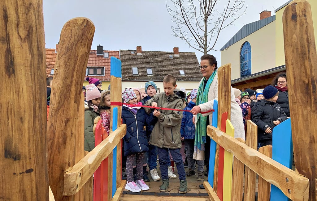 Zur feierlichen Einweihnung der Kletterkombination gehörte natürlich auch ein Banddurchschnitt.