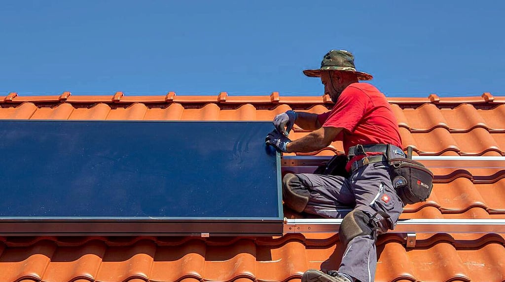 Monteure bei der Montage von Solarmodulen.
