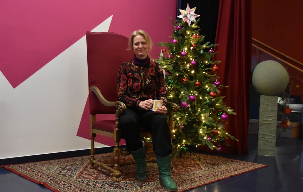 Kurze Kaffeepause für Mille Maria Dalsgaard im geschmückten Theater-Foyer. In der Weihnachtszeit haben die NT-Intendantin und ihre Kollegen besonders viel zu tun.