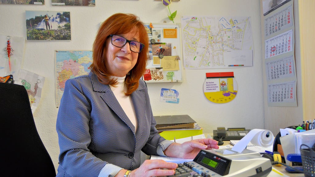 Die Rechenmaschine stets an ihrer Seite: 46 Jahre lang war Marion Zenne in der Finanzverwaltung der Stadt Hohenmölsen tätig.