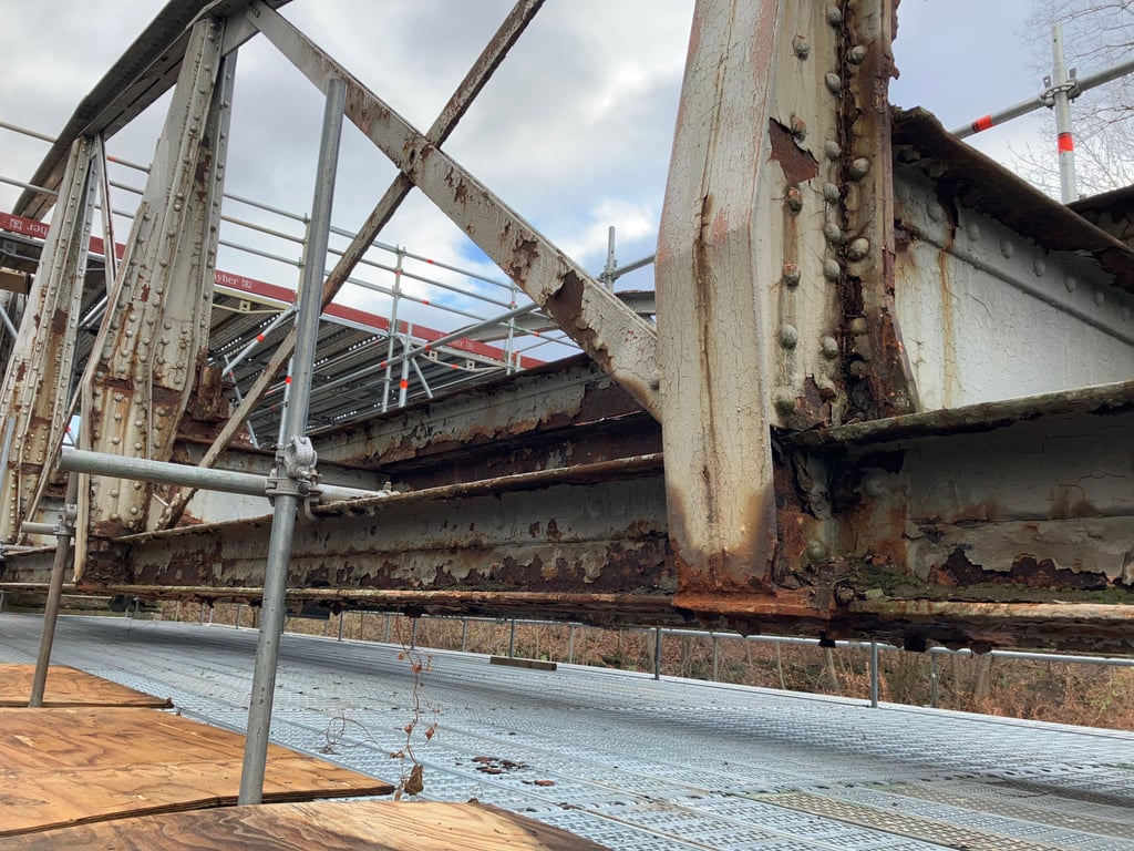 Je näher man an die Friedensbrücke über der Bode zwischen Neinstedt und Weddersleben herangeht, desto deutlicher werden die Schäden an dem Stahlbauwerk. Dass es trotzdem erhalten bleibt, dafür setzen sich Einheimische ein.