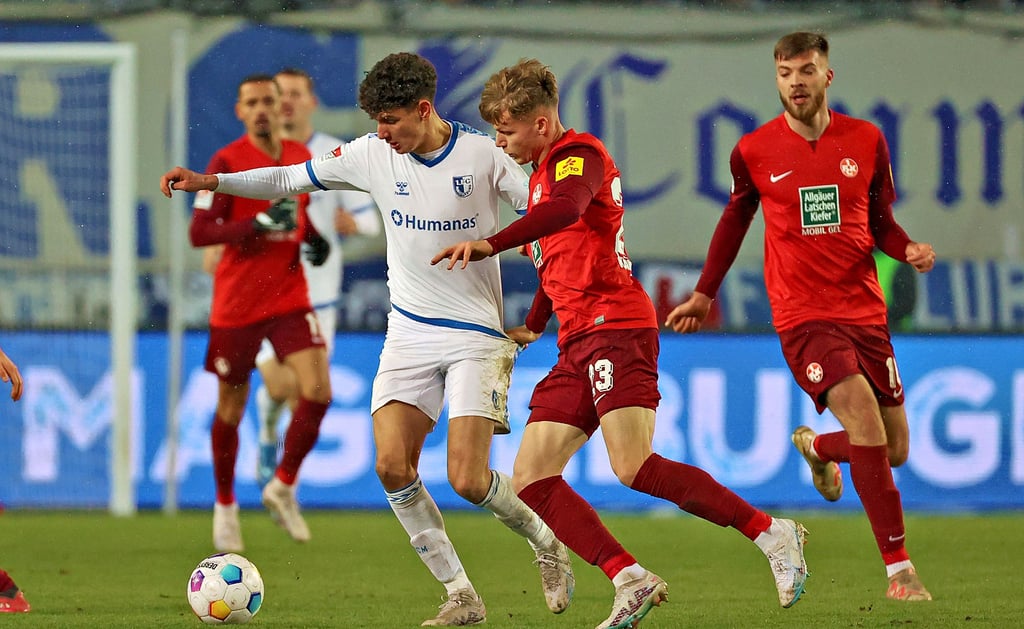 Bestritt seit seinem Wechsel im Juli 2022 41 Pflichtspiele für den 1. FC Magdeburg: Daniel Elfadli (l.), hier im Zweikampf mit Philipp Hercher vom 1. FC Kaiserslautern.