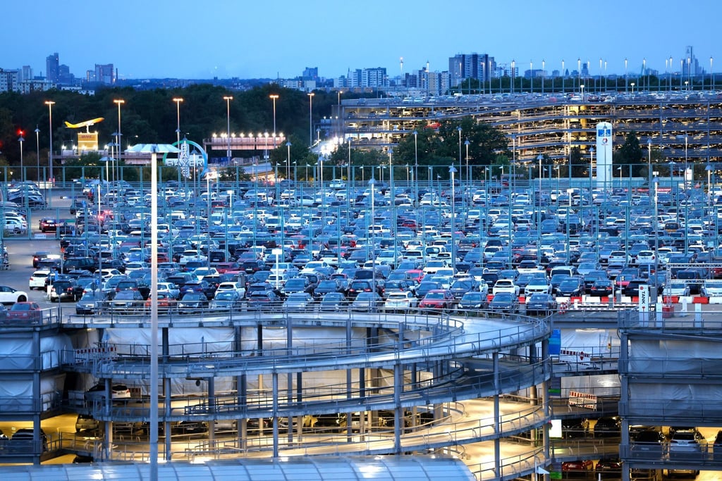 Gut gebucht: Wer sich früh um einen Parkplatz am Flughafen bemüht, kommt oft günstiger weg.