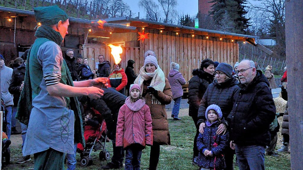Auf dem Weihnachtsmarkt am Weinberg gab es bei der Premiere im Jahr 2022 auch allerlei Gaukeleien zu erleben.