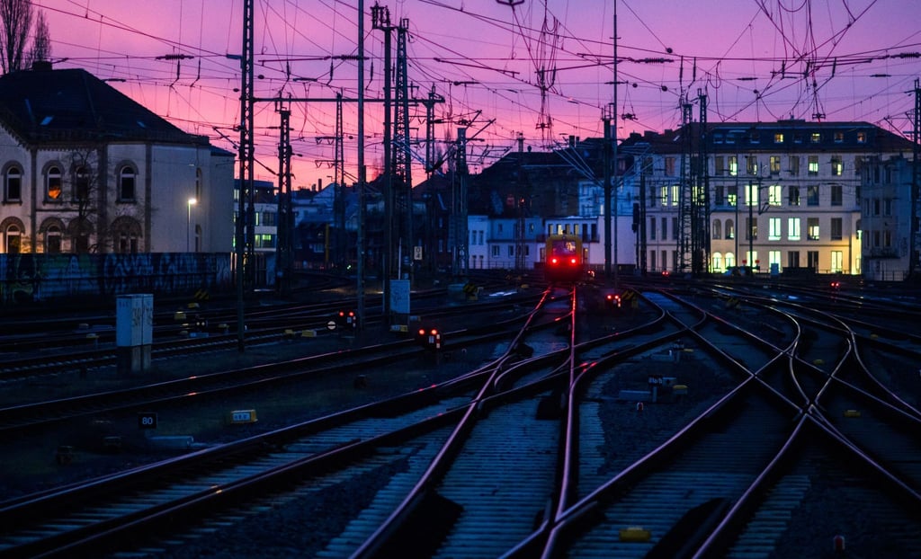 Blick auf leere Gleise am Hauptbahnhof Hannover.