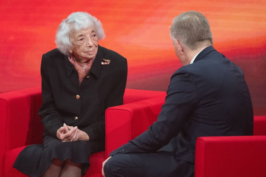 Moderator Johannes B. Kerner spricht während der TV-Spendengala „Ein Herz für Kinder“ mit der Holocaust-Überlebenden Margot Friedländer.