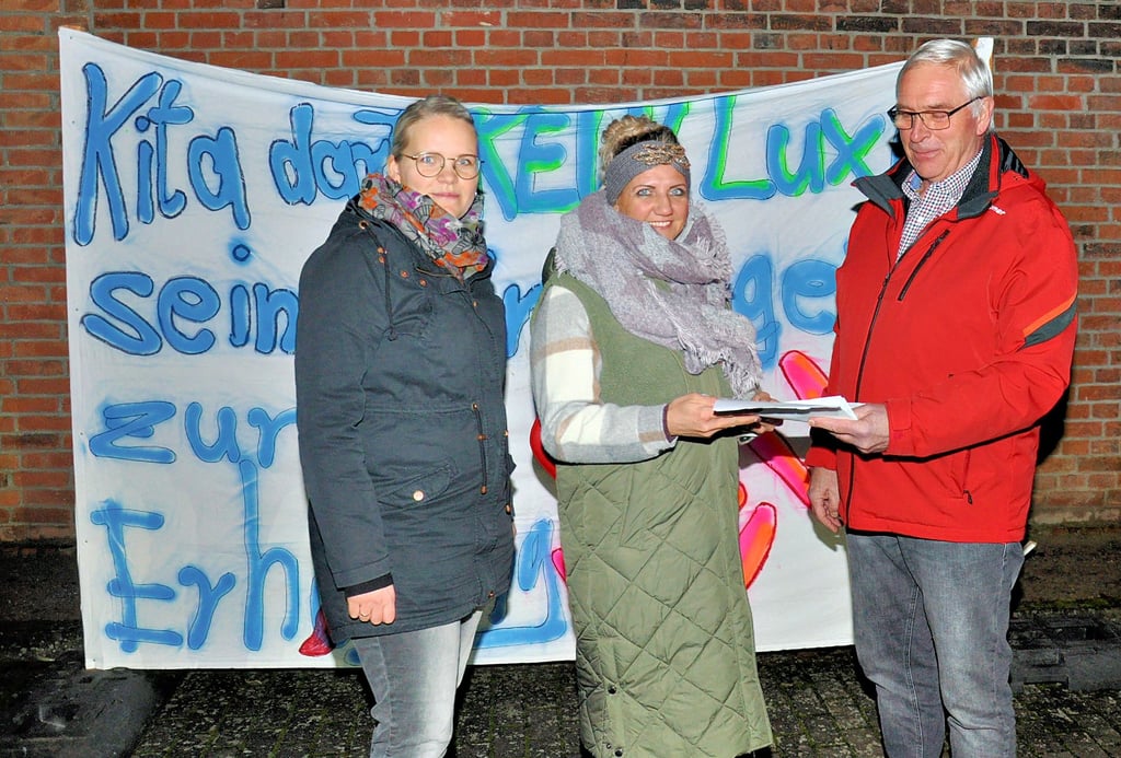 Stephanie Sonnenberg (links) und Mandy Wieprecht übergaben am Dienstag vor der Stadtratssitzung im Dorfgemeinschaftshaus Erxleben eine Petition mit 463 Unterschriften gegen eine Erhöhung der Kita-Beiträge. Der Stadtratsvorsitzende Torsten Werner (rechts) nahm die Petition entgegen.