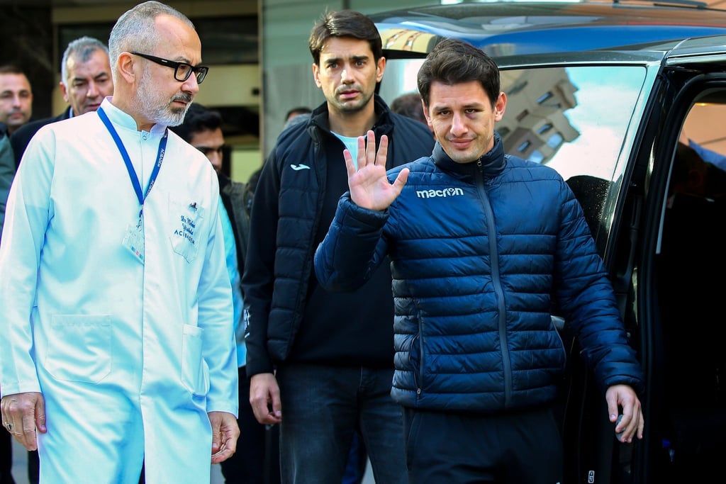 Der Schiedsrichter Halil Umut Meler (r) konnte das Krankenhaus wieder verlassen.