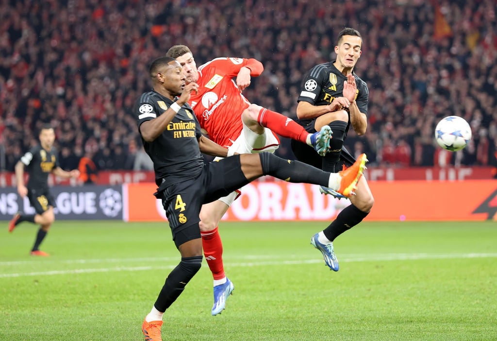 Unions Robin Gosens (M) versucht sich gegen Madrids David Alaba (l) und Madrids Lucas Vazquez durchzusetzen.