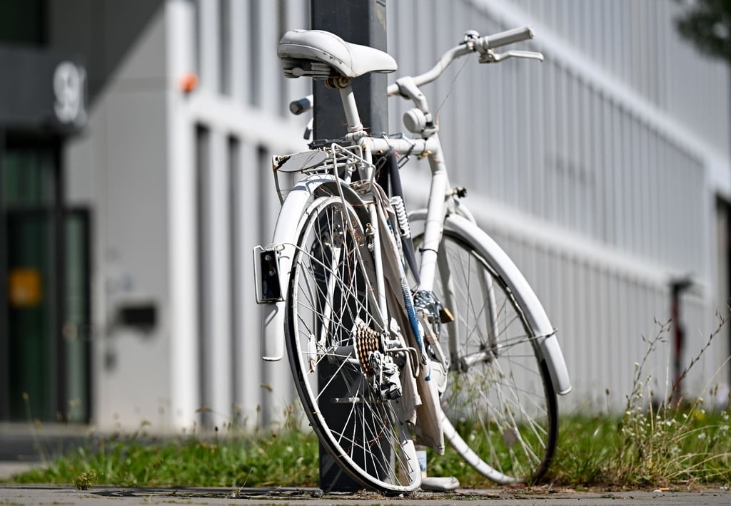 Ein Ghost-Bike erinnert in Frankfurt am Main an einen tödlichen Fahrradunfall.