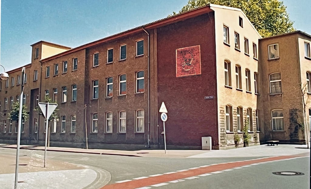 Die Zentralschule "Karl Marx", später EOS "Karl Marx" in Tangerhütte bekam 1965 ihr eigenes Sgraffito - ein Putzrelief mit dem Kopf von Karl Marx. Heute sind Schule und Kunstwerk verschwunden.