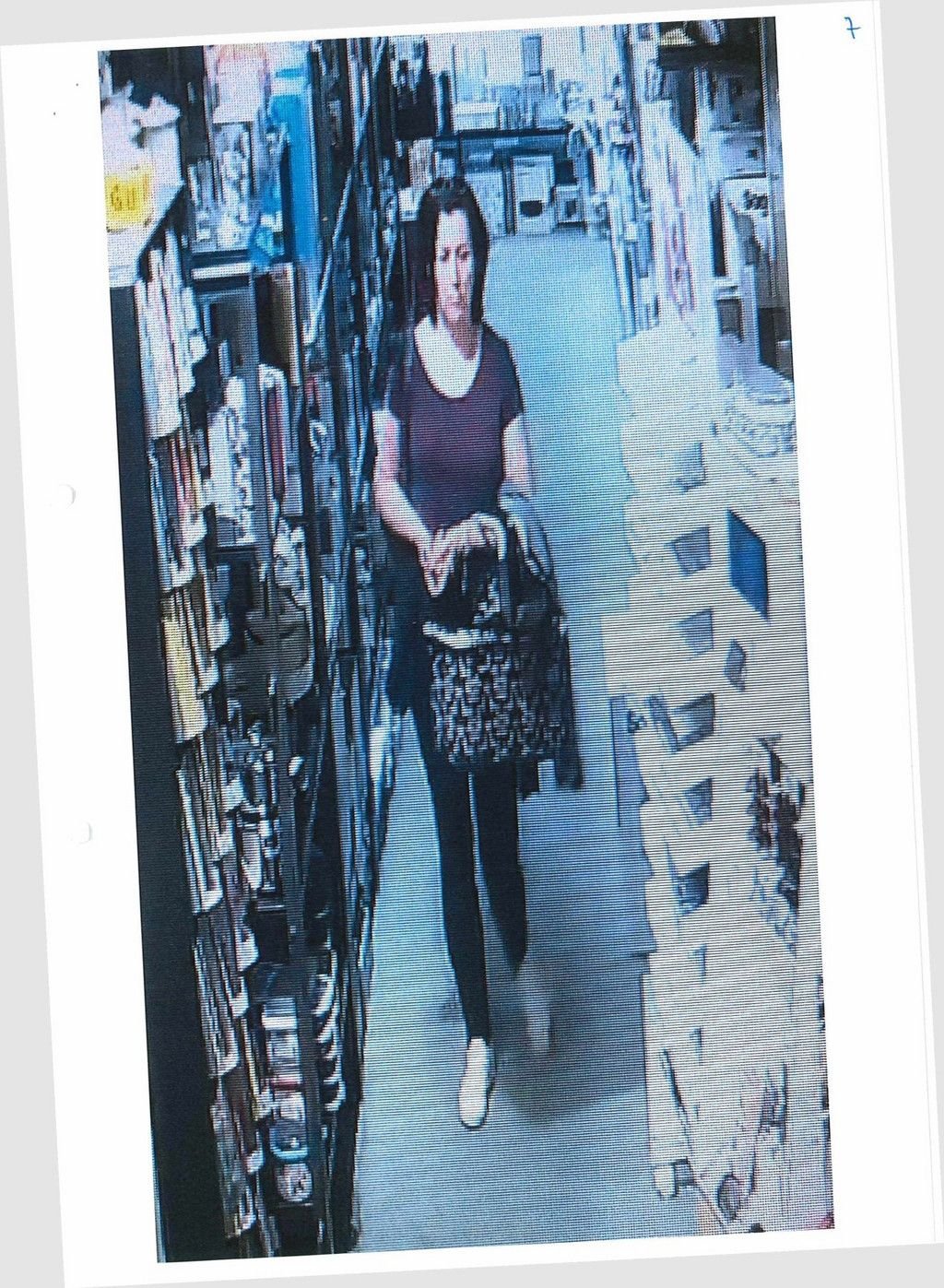 Die Frau, die den Diebstahl begangen haben soll, trug schulterlanges Haar und ein T-Shirt.