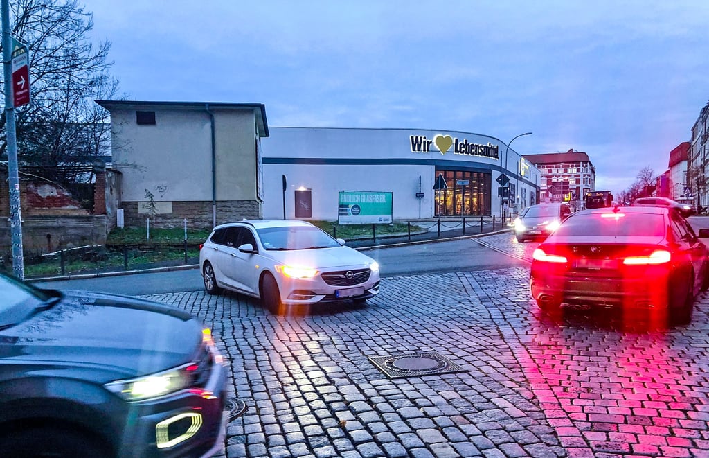 Situation am oberen Wendischer Berg in Zeitz: Im gesamten Kreuzungs- beziehungsweise Einmündungsbereich gibt es keine Markierung, keine Haltelinie, keine Spuren. Hier treffen sechs Straßen aufeinander. Fazit von Zeitzern: Hier hat jeder seine eigene Strategie.