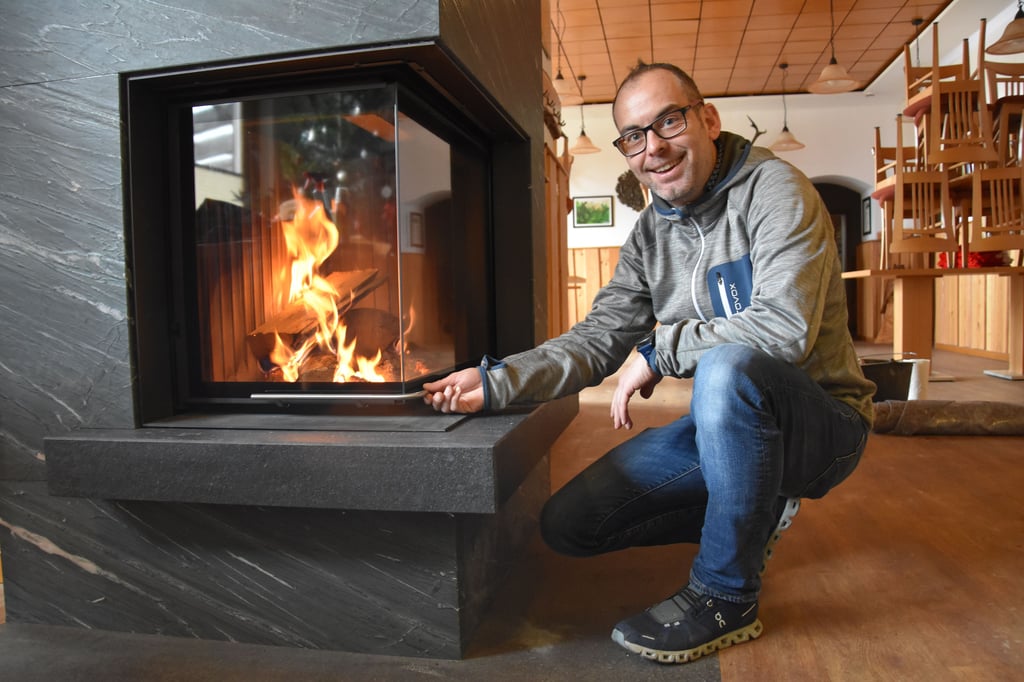 Geschäftsführer Lars Dickehut hat im Gastraum der Ausflugsgaststätte Plessenburg bei Ilsenburg einen neuen Kamin einbauen lassen.