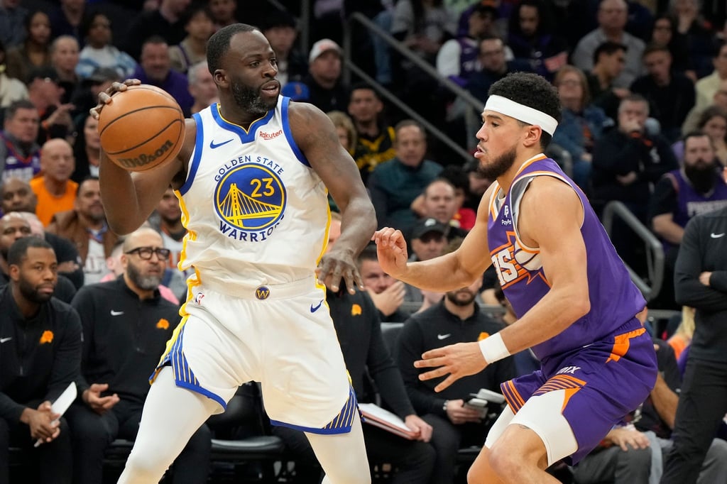 Draymond Green (l) von den Golden State Warriors hat sich wieder einen Fauxpas geleistet.