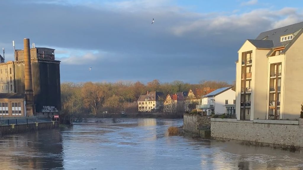 Der Pegel der Saale in Bernburg ist gestiegen. Der Uferweg (am rechten Mauerrand) ist bereits überflutet.
