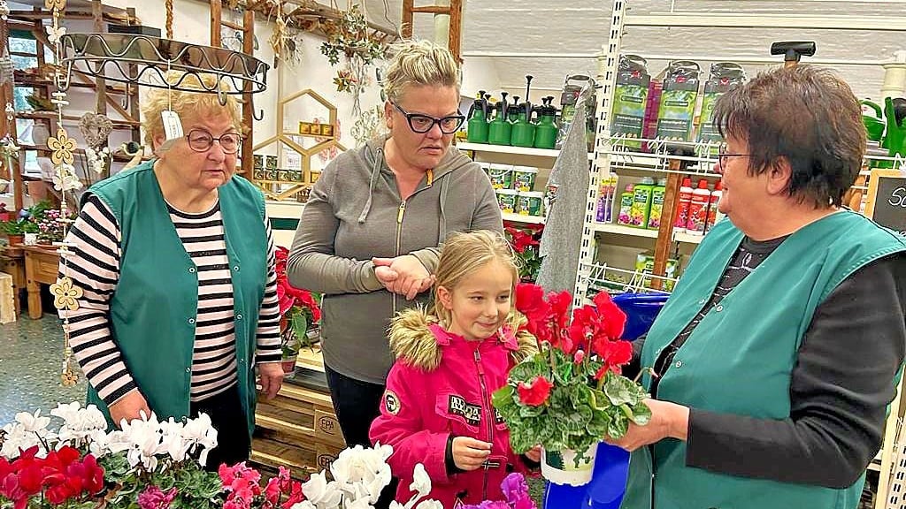 Erika Bettzüge (l.) und Christel Zille-Rosenplenter (r.) beraten Kunden gern. Nun schließen sie ihren Landhandel aus Altersgründen.