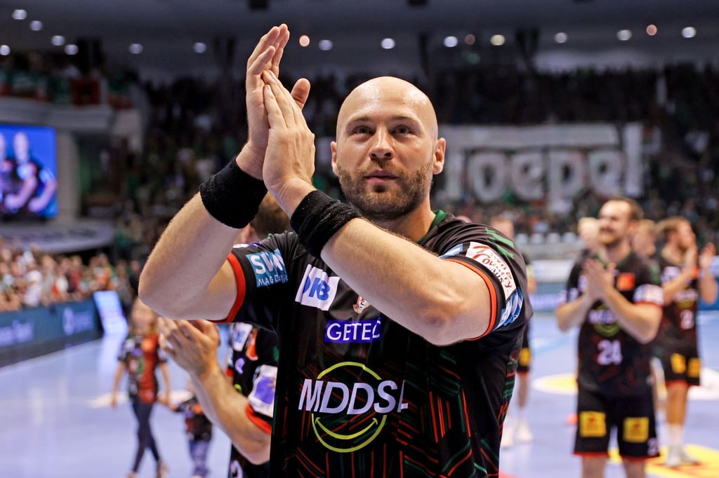 Oscar Bergendahl applaudiert nach einem Sieg den Fans.