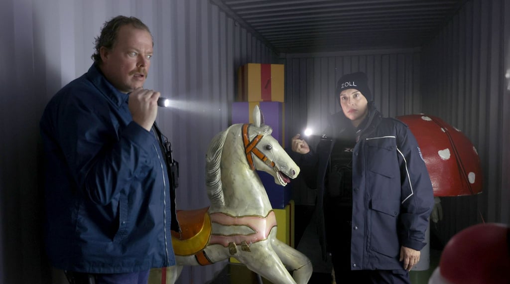Katta Strüwer (Elena Uhlig) und Gero von Bernbeck (Bernd Hölscher) überprüfen das Innere des verdächtigen Containers in einer Szene vom „Bremerhaven-Krimi - Tödliche Fracht“.