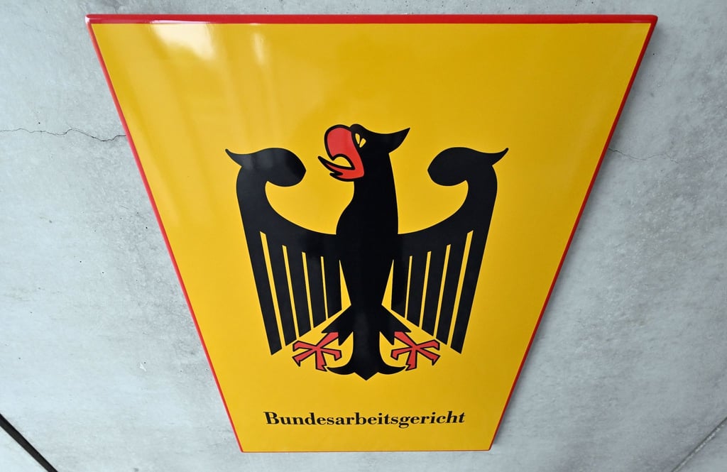 Das Bundesarbeitsgericht prüft, ob ein Anspruch auf Entgeldfortzahlung besteht, nachdem sich ein Arbeitnehmer für den Zeitraum der Kündigungsfrist krankgemeldet hat.