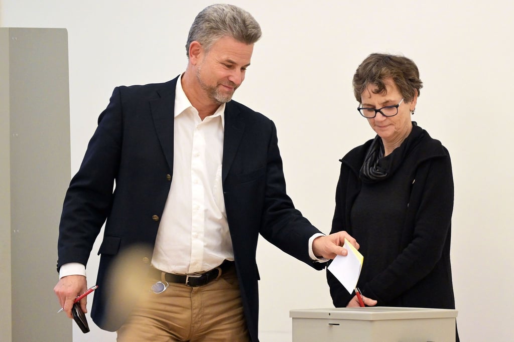 Philip Zeschmann (l), Mitglied der AfD-Fraktion, bei der Stimmabgabe während der Sitzung des Landtages Brandenburg.