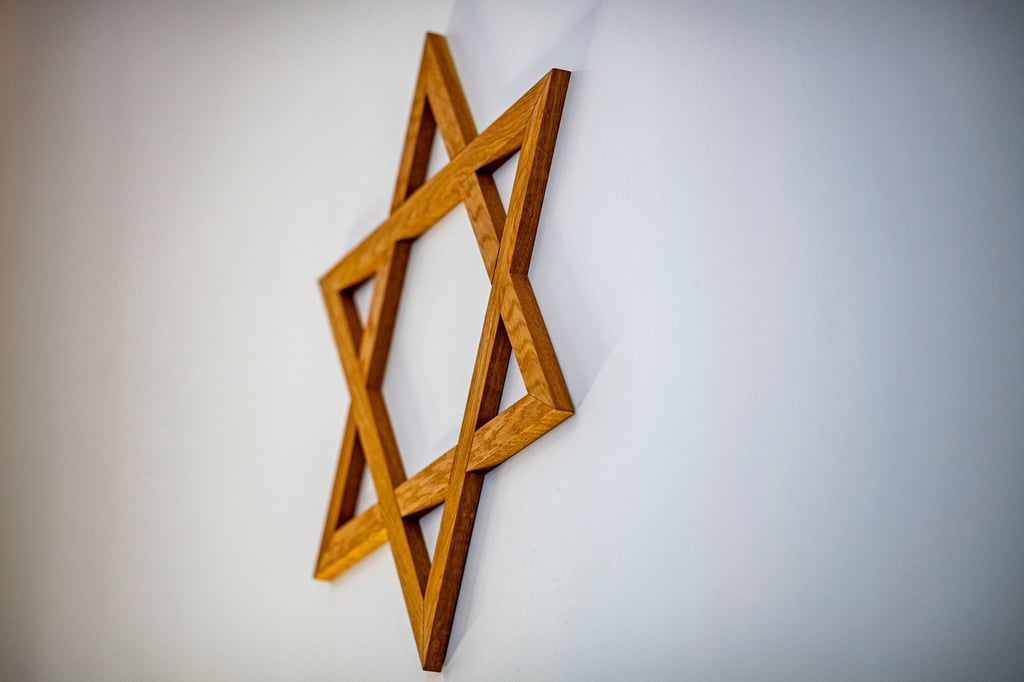 Ein Davidstern hängt an einer Wand im Gebetsraum einer Synagoge.
