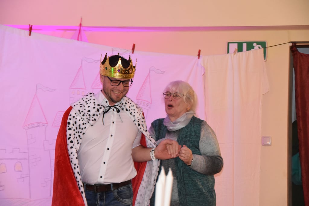 Der König macht die Drehbuchautorin Helga Richter zur Königin von Velsdorf.
