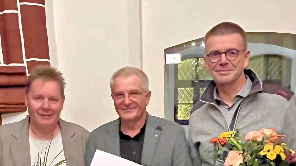 Torsten Herms mit seiner Auszeichnung vom Landessportbund sowie Carola Schulz (links) und Olaf Haußen.