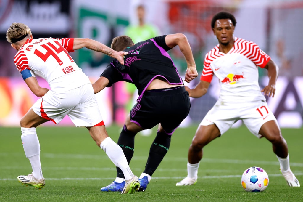 Lois Openda im Spiel gegen Harry Kane.