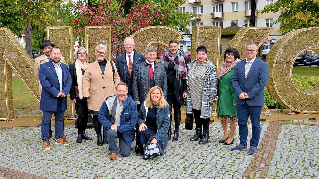 An der Jubiläumsgala in Nisko nahmen neben dem stellvertretenden Hecklinger Bürgermeister Frank Schinke (r.) und Stadtratschefin Ethel-Maria Muschalle-Höllbach (3.v.r.) auch Vertreter der anderen Partnerstädte von Nisko teil.