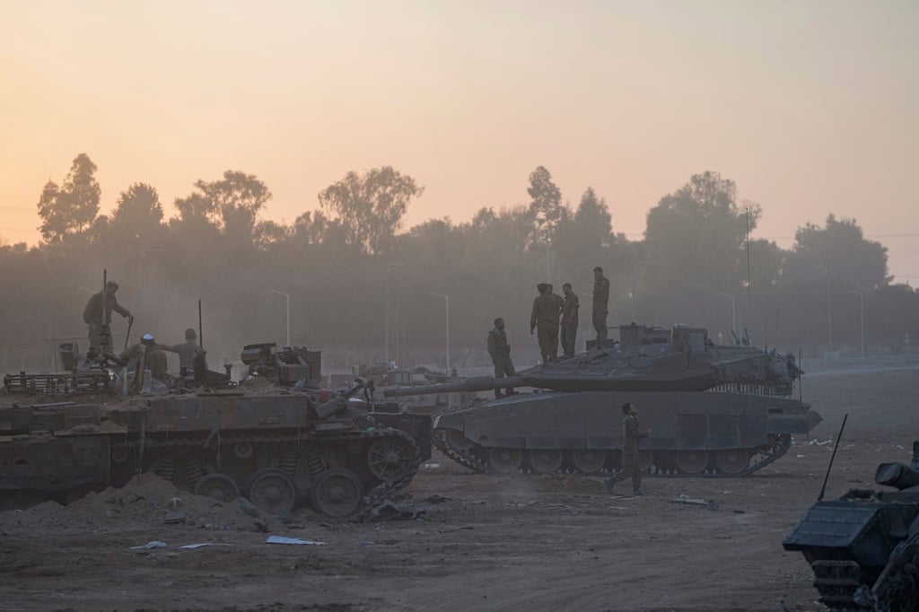 Soldaten der israelischen Armee begeben sich nahe der Grenze zum Gazastreifen in Stellung.