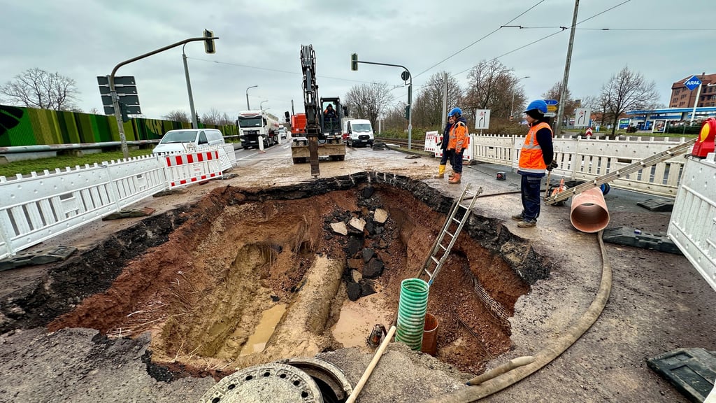 Nach dem Fahreinbruch in der vergangenen Woche glaffte ein risieges Loch in der Paracelsusstraße in Halle.