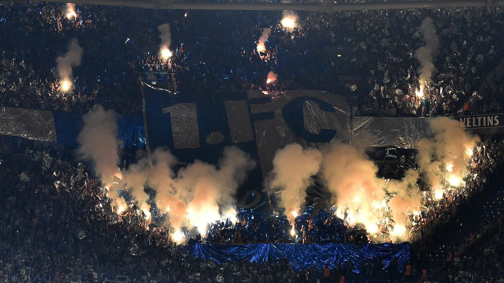 Der DFB verhängt eine Geldstrafe an den 1. FC Magdeburg: Fans zündeten Pyro im Gästeblock beim Spiel gegen Schalke 04.