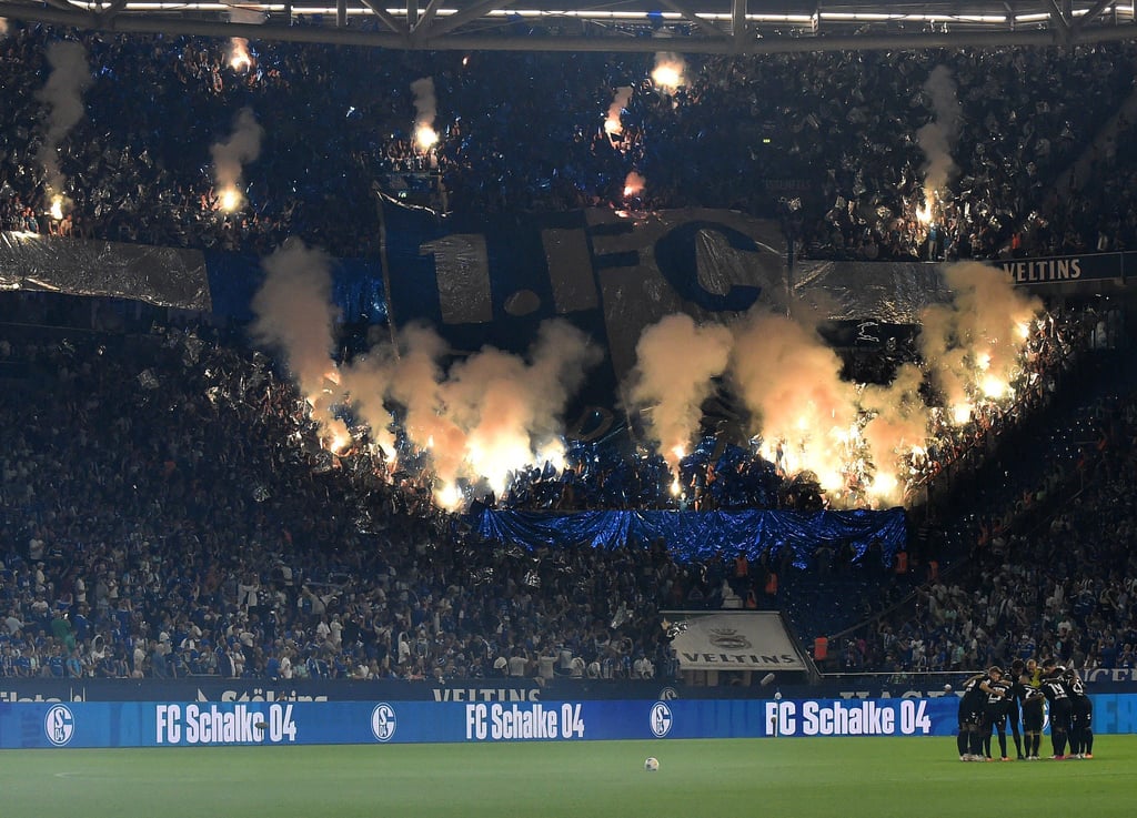 Der DFB verhängt eine Geldstrafe an den 1. FC Magdeburg: Fans zündeten Pyro im Gästeblock beim Spiel gegen Schalke 04.