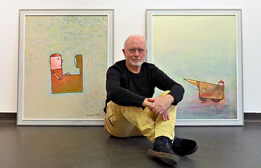 Dieter Gilfert in der Magdeburger Galerie Himmelreich vor seinen Bildern „Maus“ (links) und „Lustschützer II“.