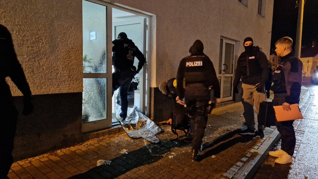 Mehrere Beamte rückten an und stürmten ein Haus in Halle-Nietleben.