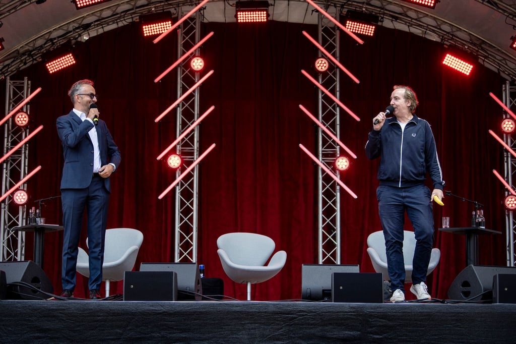 Jan Böhmermann (l) und Olli Schulz stehen auf der Elektronikmesse IFA zur Aufnahme ihres Podcast "Fest und Flauschig" auf der Bühne.