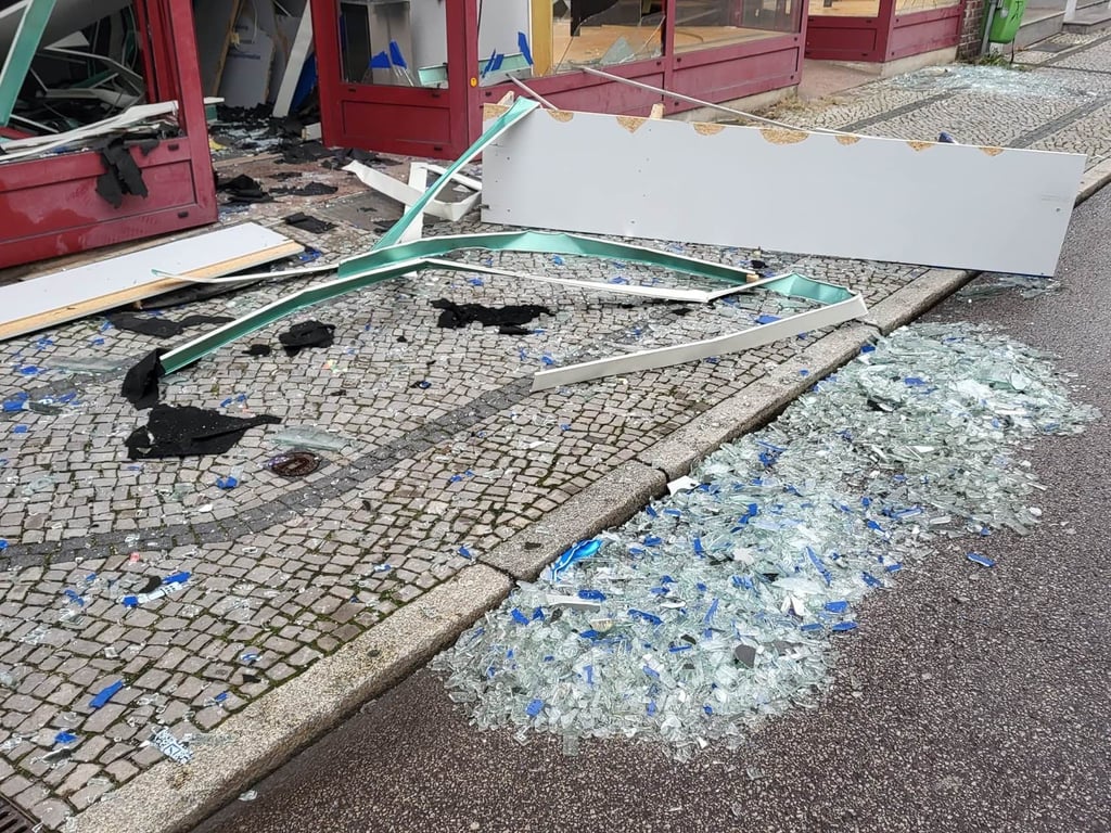 Überall liegen auf der Brandenburger Straße in Genthin Glasscherben.