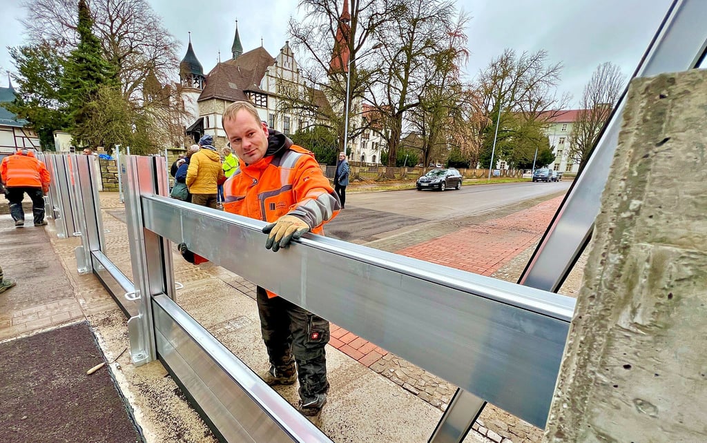Auf die Krumbholzallee ist die neue Hochwasserschutzwand erstmals gesteckt worden. Sie soll die Talstadt vor Hochwasser der Saale schützen.