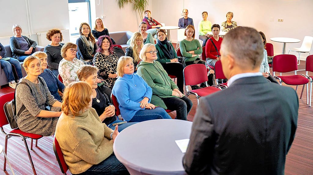 Fachbereichsleiter Lars-Peter Maier begrüßt die 15 Bibliothekarinnen, die während ihres mehrtägigen Aufenthaltes in der Region auch die Naumburger Stadtbibliothek besuchen.