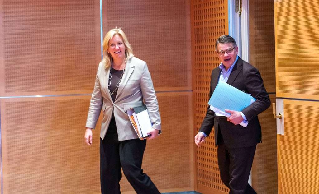 Die hessische CDU-Fraktionsvorsitzende Ines Claus und Ministerpäsident Boris Rhein vor Beginn der Pressekonferenz in der Staatskanzlei.